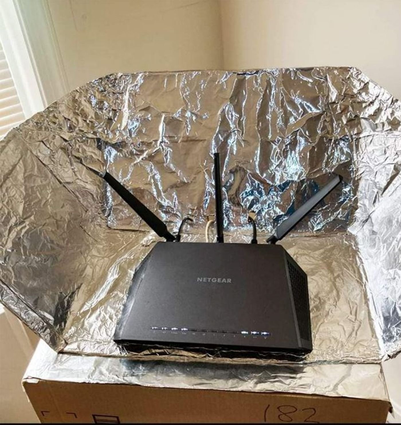 De ce este important să așezi o folie de aluminiu în spatele router-ului WiFi: Puțini români conștientizează beneficiile.