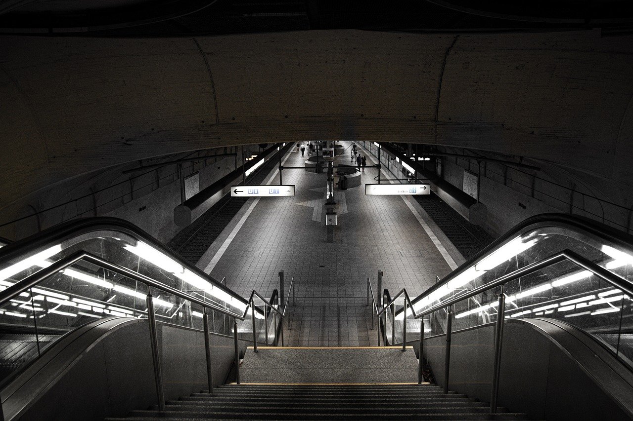 Sute de muncitori nepalezi s-au strâns pe peronul stației de metrou Titan din București, în noaptea de Revelion, cântând ‘Nepal’ și dându-se în brațe.