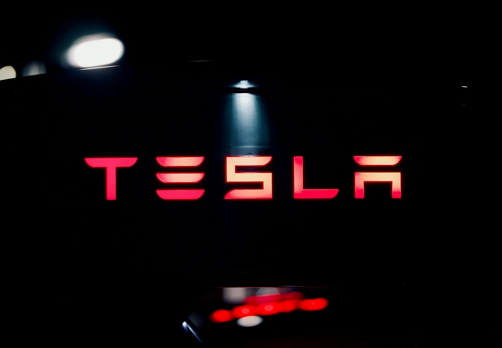 Tesla a raportat o scădere anuală a vânzărilor în 2024, deși a înregistrat livrări record în trimestrul patru; acțiunile au scăzut cu 3%.