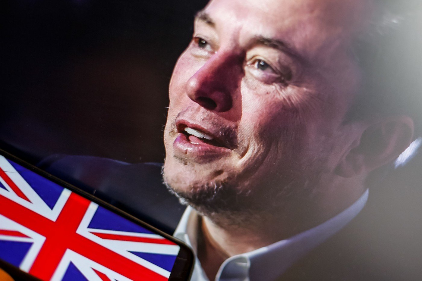 Elon Musk a purtat discuții private cu susținătorii săi despre strategii pentru a destabiliza guvernul laburist din Marea Britanie.