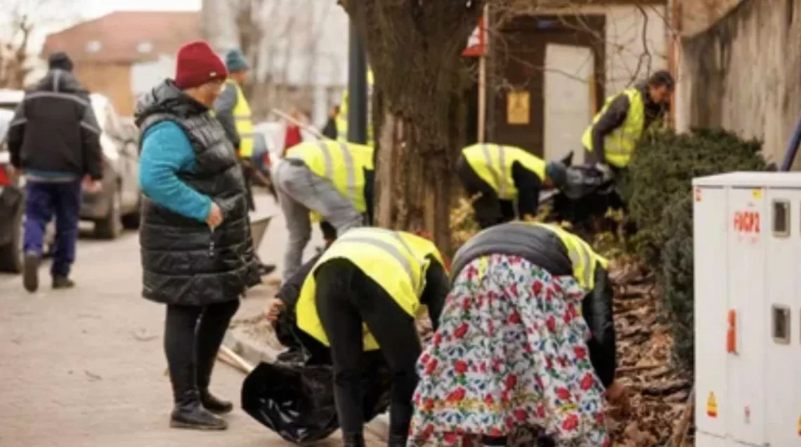 Asistenții sociali vor fi obligați să muncească în folosul comunității pentru a primi ajutoarele sociale lunare pe card.