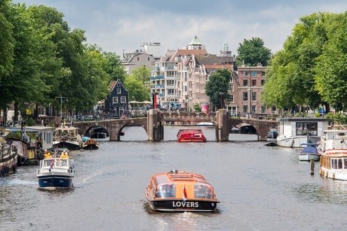 Municipalitatea din Amsterdam va interzice ambarcațiunile de agrement poluante pe canalele turistice din centrul orașului.