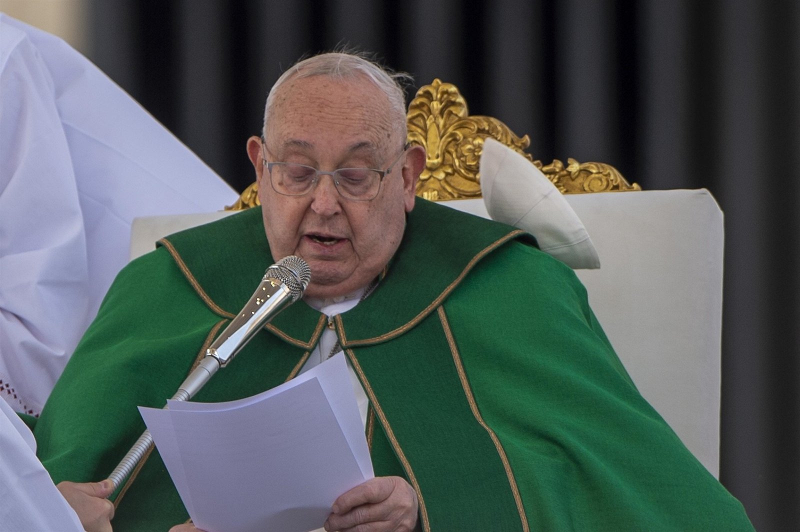 Papa Francisc a întrerupt omilia la Jubileul Forțelor Armate din Piața Sfântul Petru din cauza problemelor respiratorii.