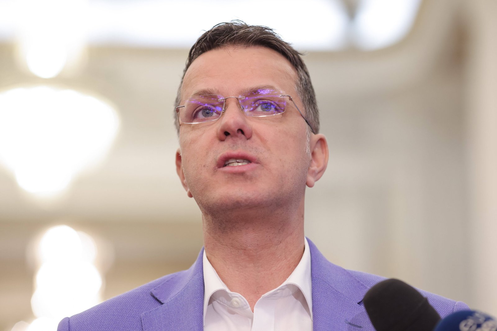 Ionuț Moșteanu, liderul deputaților USR, anunță discuții interne pentru susținerea unei moțiuni de cenzură împotriva Guvernului Ciolacu.