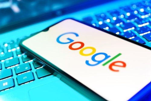 Directorii Google și Meta: Reglementările UE pentru inteligența artificială împiedică inovarea, întârziind lansarea produselor pe piață sau afectându-le calitatea.