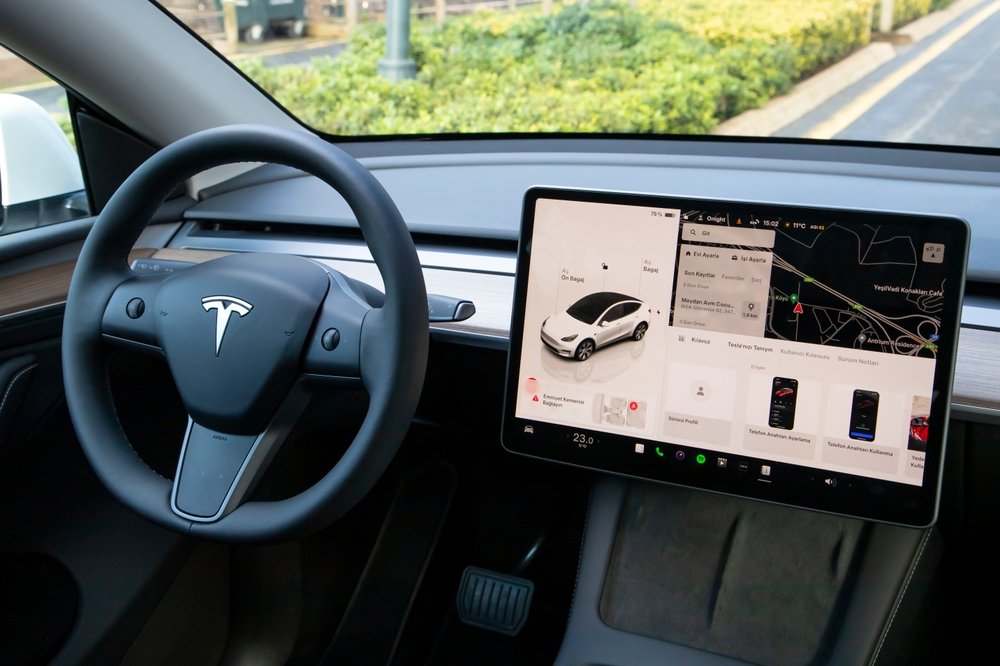 Tesla a anunțat rechemarea a 376.000 de vehicule electrice din cauza unor probleme la sistemul de servodirecție.