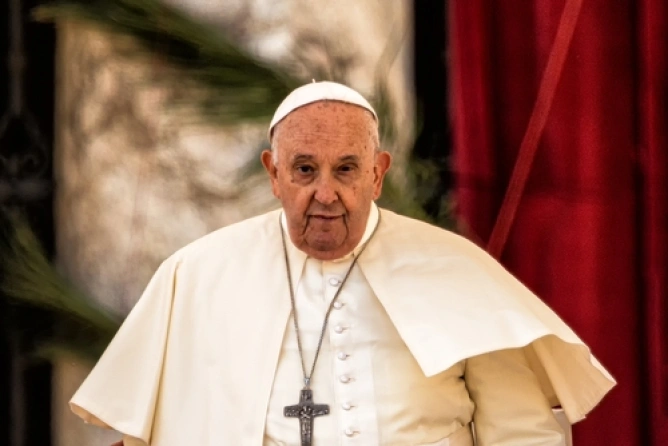 Papa Francisc, internat cu pneumonie bilaterală, a avut o noapte ‘liniștită’ și s-a recuperat după o criză respiratorie.