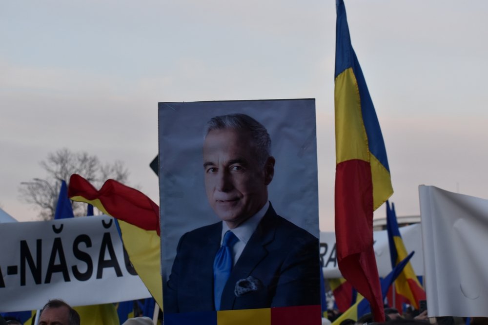 Susținătorii lui Călin Georgescu protestează în fața Parchetului General împotriva inițierii acțiunii penale împotriva lui.