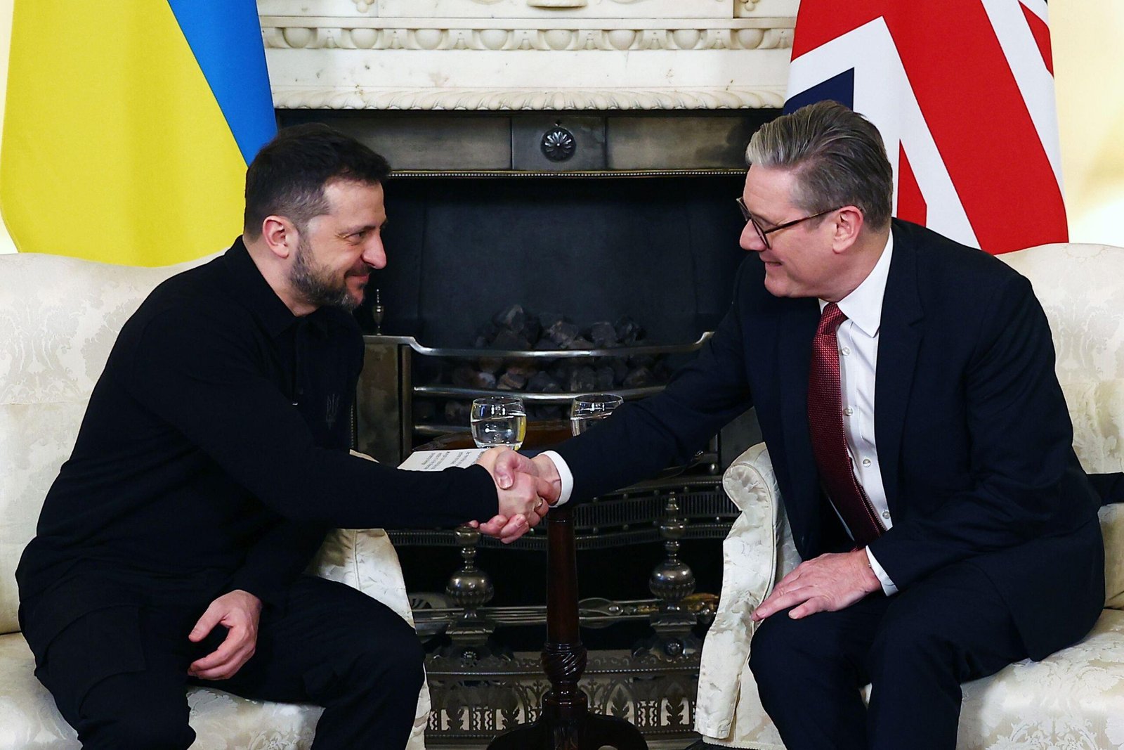 Prim-ministrul britanic Keir Starmer l-a întâmpinat călduros pe Volodimir Zelenski, reafirmând sprijinul constant al Marii Britanii: „Suntem alături de Ucraina atâta timp cât va fi nevoie.”