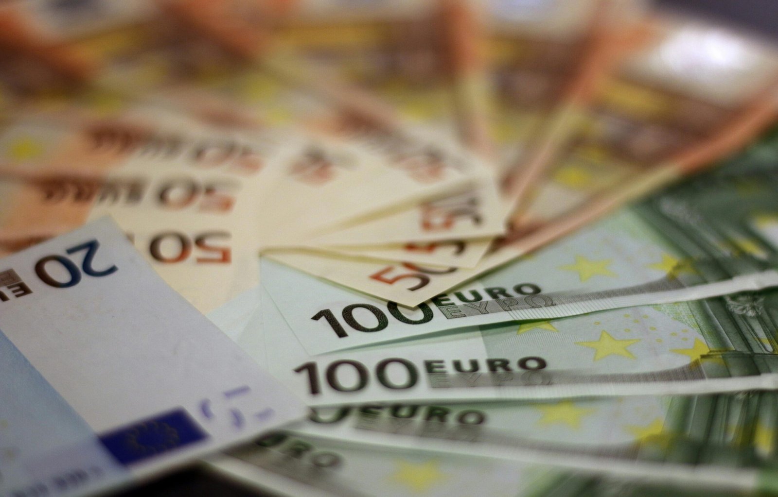 Inflația anuală în zona euro a scăzut în februarie 2025, ceea ce ar putea conduce la o posibilă reducere a dobânzii de către BCE.