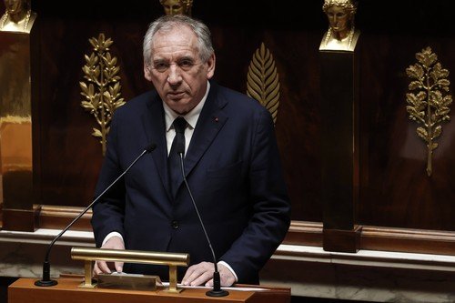 Premierul francez François Bayrou condamnă „brutalitatea” lui Trump și cinsteste „onoarea” lui Zelenski în fața Adunării Naționale.