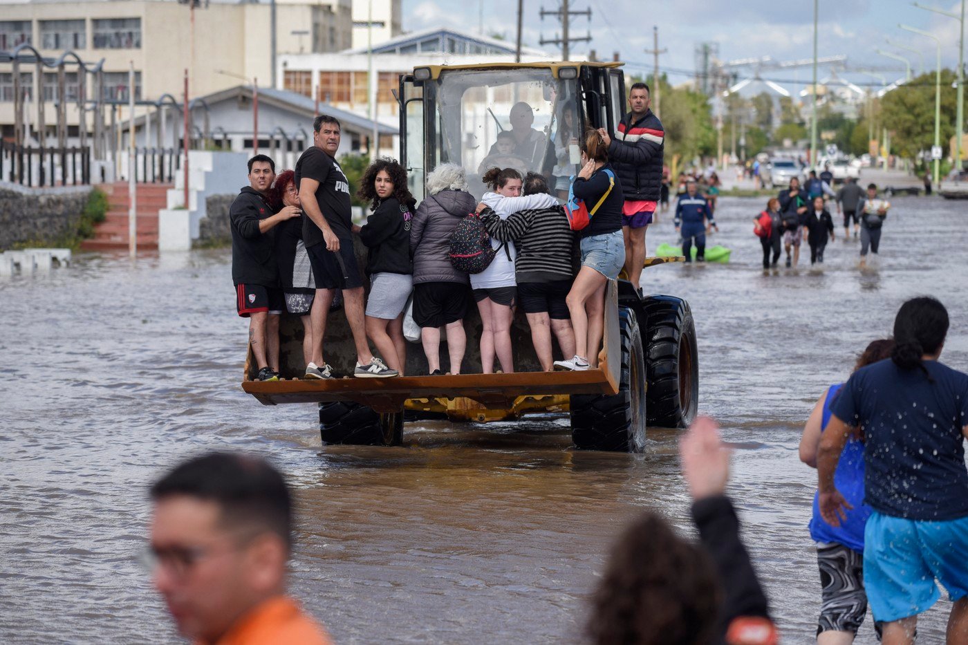 Argentina a declarat trei zile de doliu național după inundațiile devastatoare care au dus la moartea a 16 persoane.