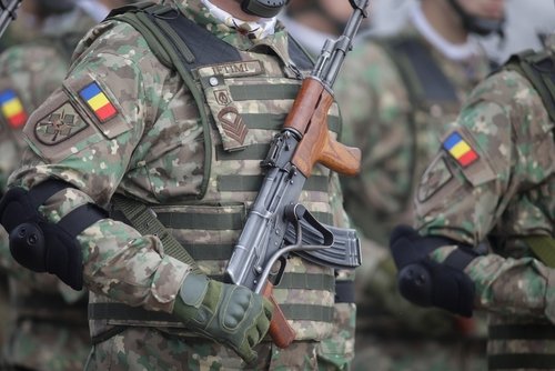 Primul grup de militari români din Forța de Rezervă Intermediară a ajuns în Sarajevo, Bosnia, pentru a susține misiunea de consolidare a prezenței EUFOR ALTHEA.