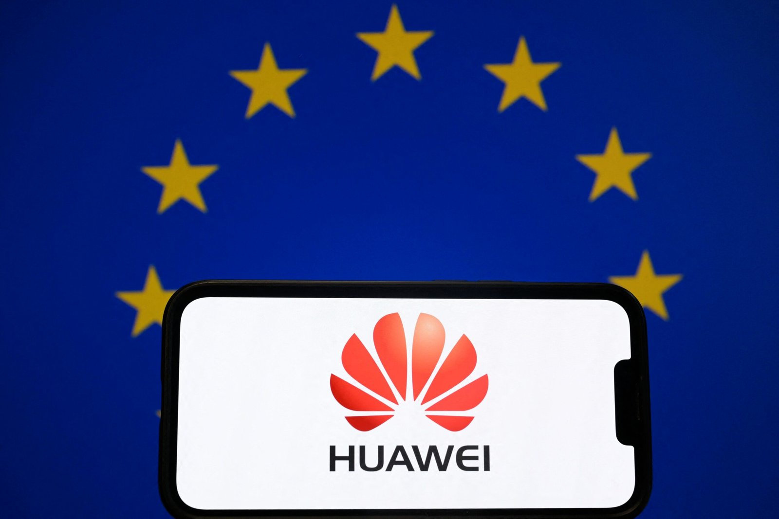 Trei foști europarlamentari români menționați în investigația presei belgiene privind lobby-ul Huawei.