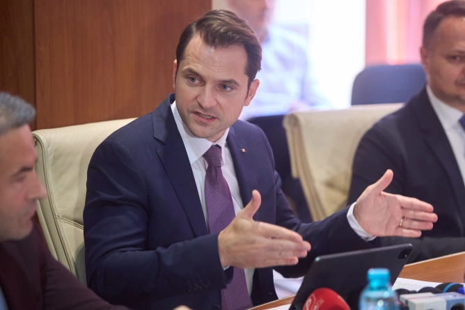 Sebastian Burduja, Ministrul Energiei, a anunțat că a autorizat Romgaz să evalueze preluarea combinatului Azomureș, subliniind semnificația strategică a acestei acțiuni.