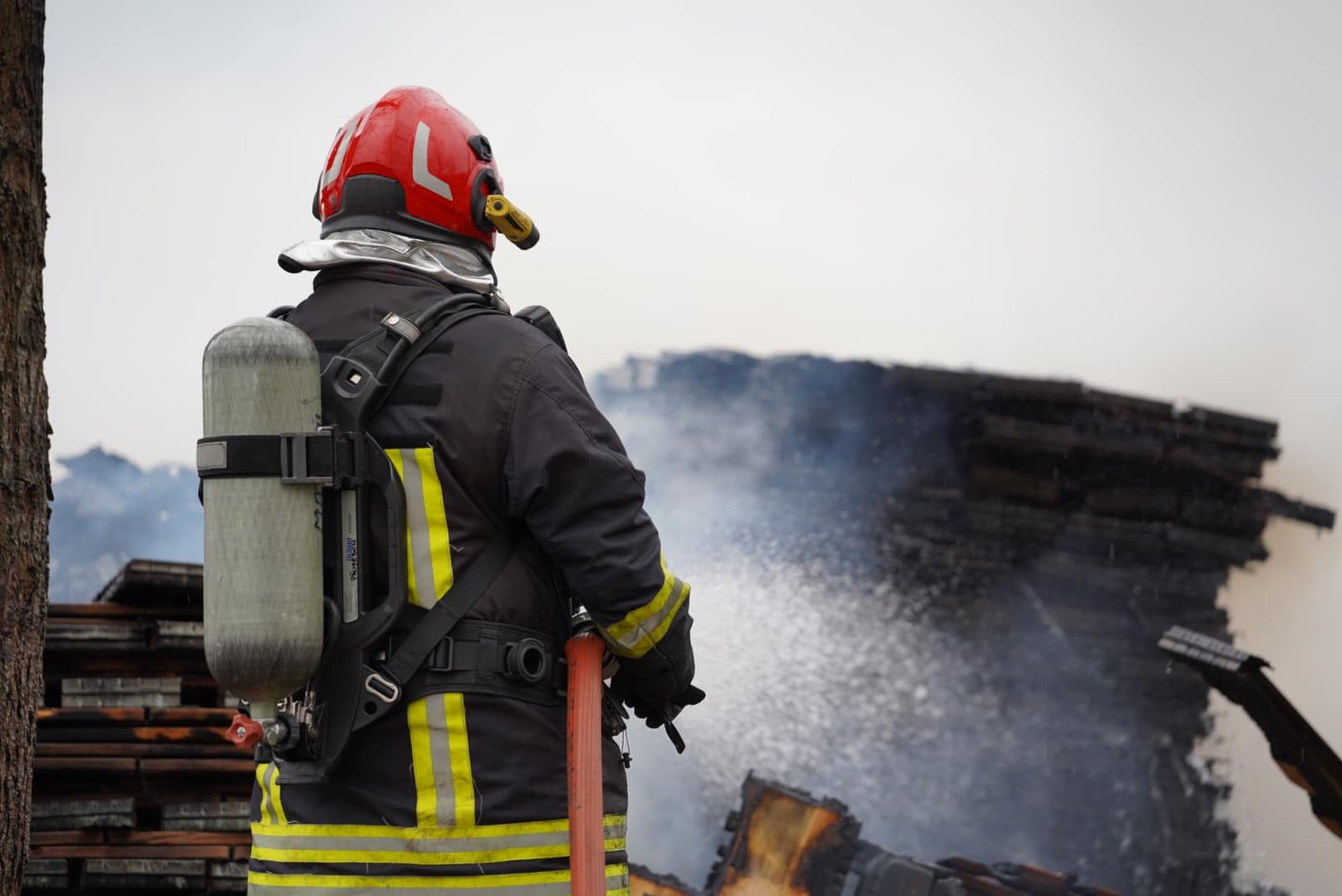 Incendiu la o vopsitorie auto din Sibiu: 50 de persoane evacuate, intervenție a pompierilor din cinci județe.