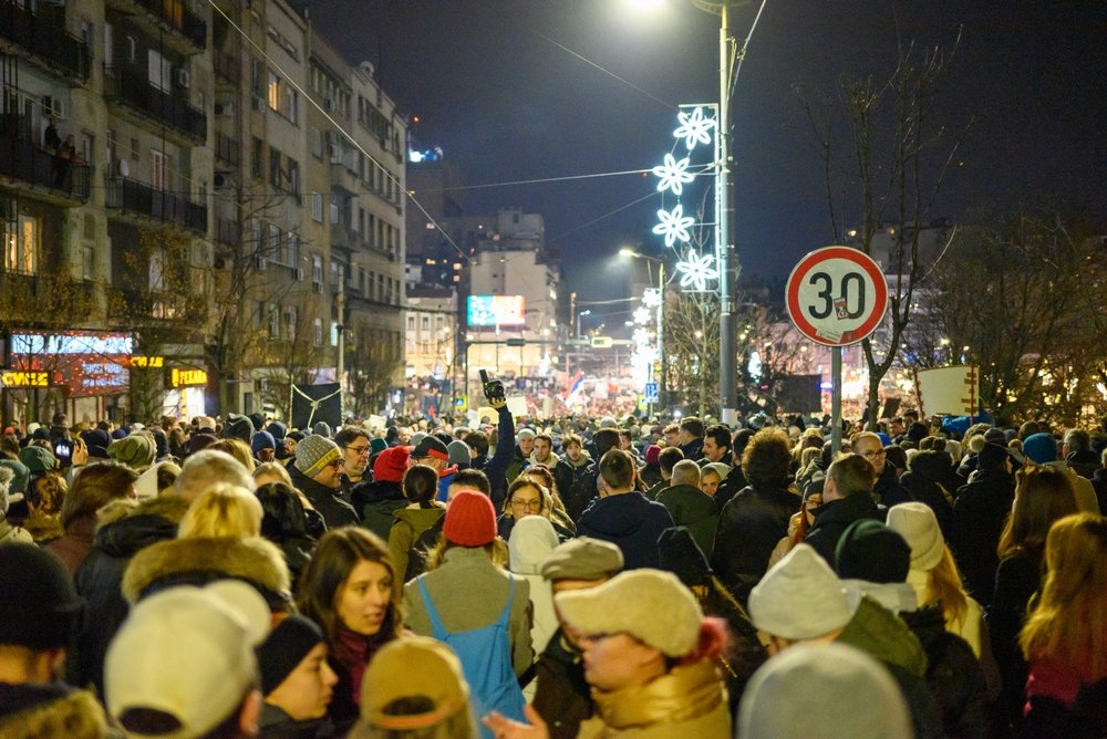 Zeci de mii de oameni s-au strâns în Belgrad vineri, înainte de un miting antiguvernamental, ignorând avertismentele oficiale despre violențele preconizate.