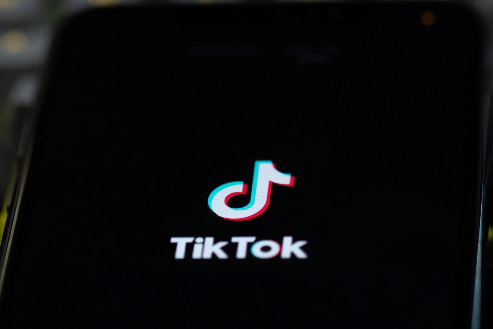 Consiliul Național al Audiovizualului solicită TikTok să elimine conținutul violent îndreptat împotriva membrilor BEC.