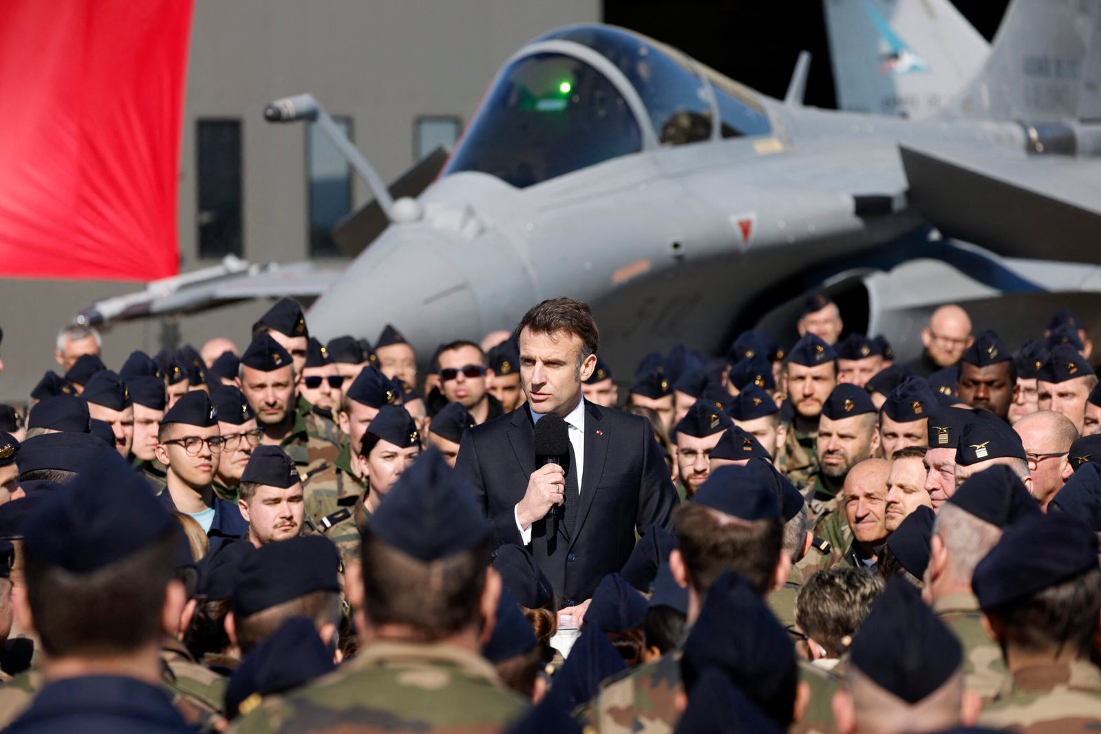 Președintele Macron anunță accelerarea comenzilor de avioane Rafale pentru forțele aeriene, în răspuns la noile provocări geopolitice.