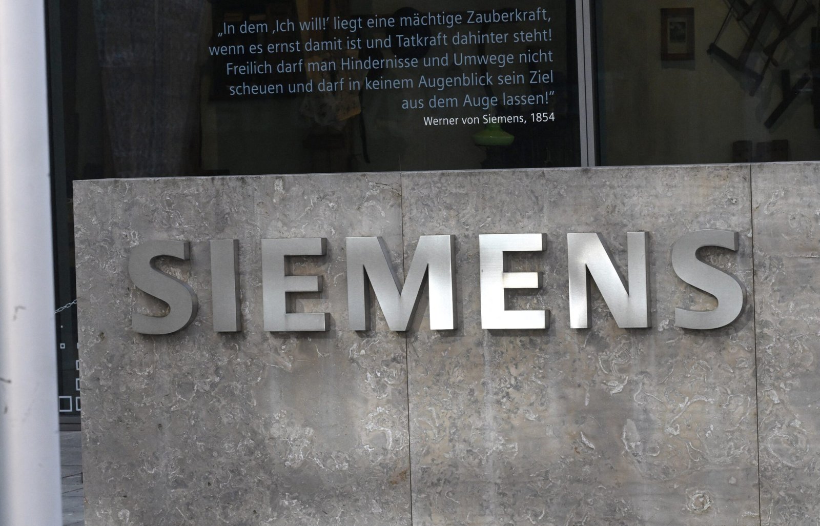 Declinul industriei germane: Siemens va concedia 6.000 de angajați, majoritatea din divizia de automatizare industrială, din cauza cererii scăzute.