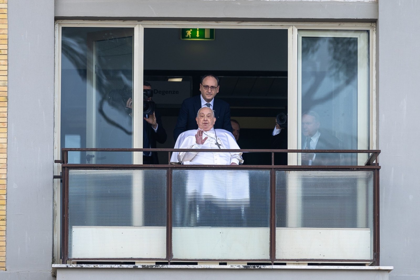 Papa Francisc a ieșit din spitalul Gemelli din Roma, apărând în public pentru prima dată din 14 februarie.