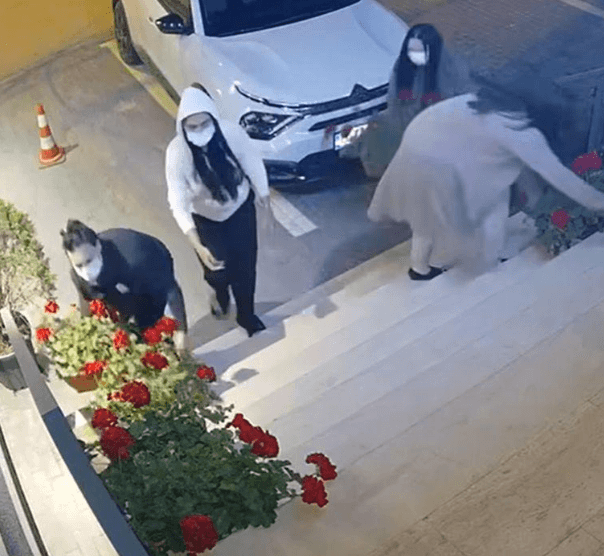 VIDEO! Ce au reușit să fure patru femei din Craiova, deghizate în măști de protecție!