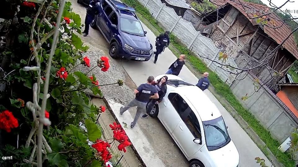 Mascații au pătruns din greșeală în casa unui bătrân de 67 de ani din Mehedinți. I-au fracturat mâna, realizând ulterior că au confundat suspectul.