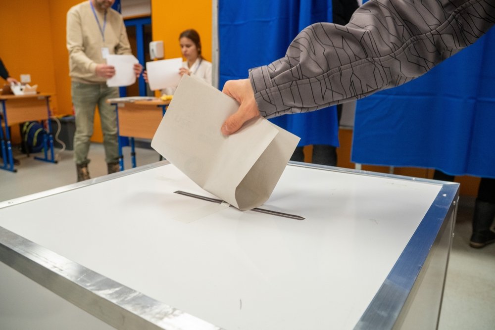 MAE a confirmat trimiterea a 3.600.000 de buletine de vot în diaspora, respingând acuzațiile AUR privind insuficiența acestora.