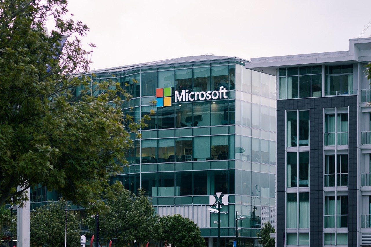 Microsoft a înregistrat o creștere de 9% a acțiunilor, susținută de rezultate financiare favorabile și o viziune optimistă, datorită cloud-ului și inteligenței artificiale.