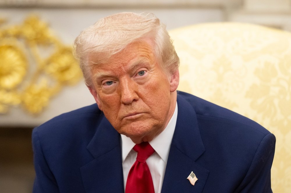 Administrația Trump a suspendat finanțarea de 2 miliarde de dolari pentru Harvard, acuzând universitatea de promovarea ideilor contrare politicilor sale.