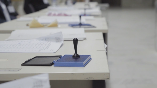Operatorii de exit-poll-uri pentru alegerile din 2025 se confruntă cu un refuz de 50% din partea alegătorilor, indicând o reticență și o nemulțumire generalizată.