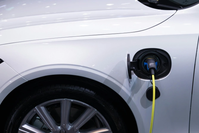 Primul hub de mare capacitate pentru încărcarea vehiculelor electrice din România a fost inaugurat pe A1, la Miercurea Sibiului, cu 18 stații de 400 kW.