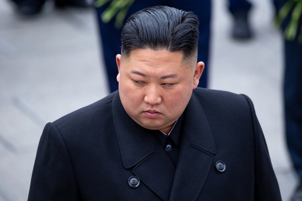 Kim Jong Un analizează testele recente cu rachete balistice cu rază scurtă și artilerie, subliniind importanța pregătirii nucleare în strategia de apărare a Coreei de Nord.