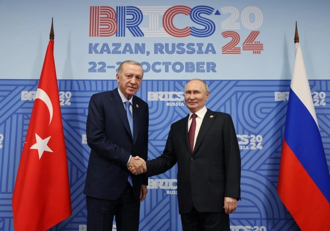 Președintele turc Recep Tayyip Erdogan a declarat că Turcia este pregătită să faciliteze negocieri de pace între Rusia și Ucraina, ca răspuns la propunerea lui Putin pentru discuții directe.