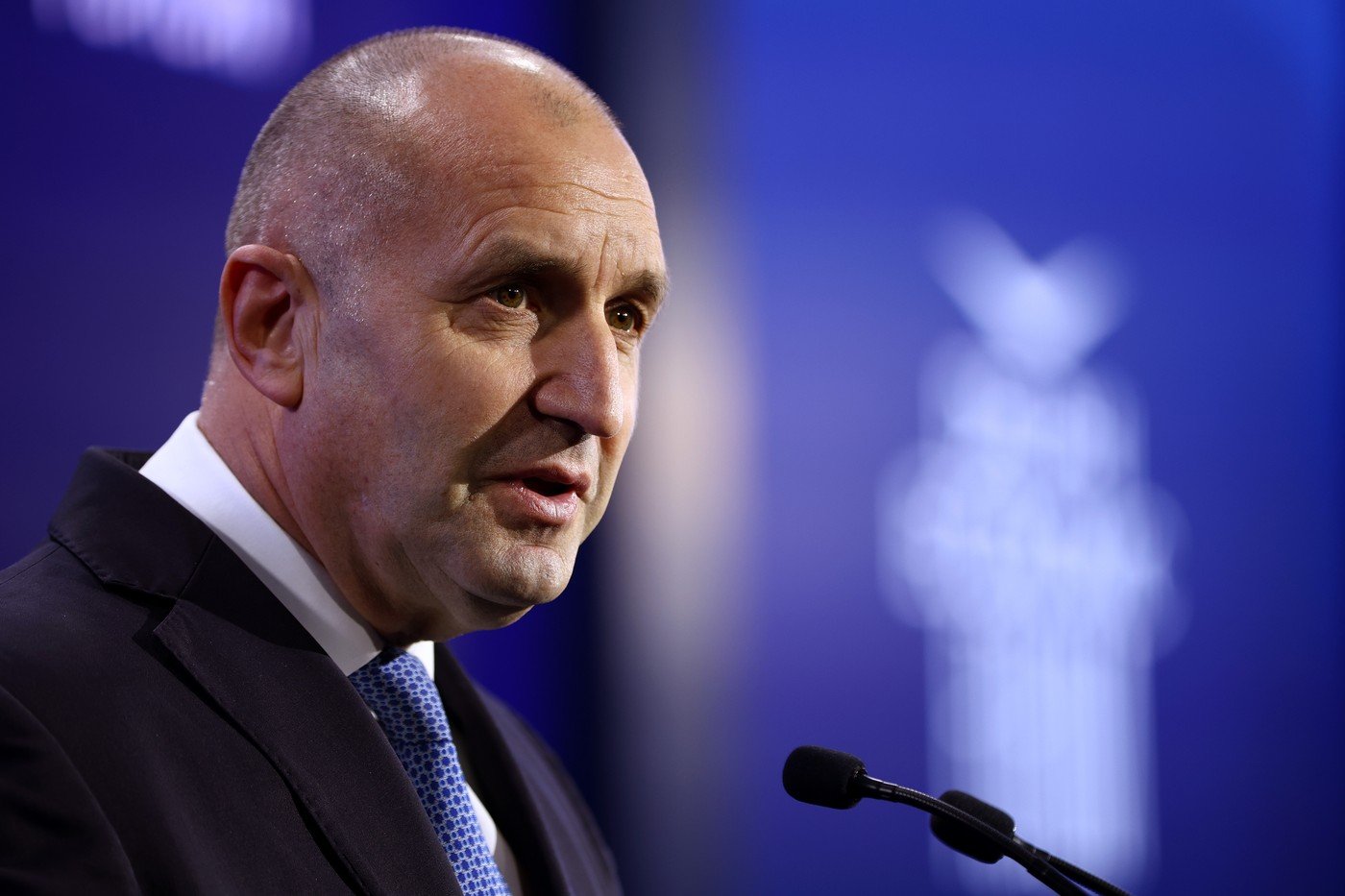 Președintele Bulgariei, Rumen Radev, propune organizarea unui referendum pentru adoptarea euro în 2026, stârnind controverse în rândul guvernului