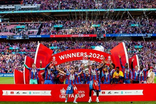 Crystal Palace a câștigat primul său trofeu major, Cupa Angliei, învingând Manchester City în finală.