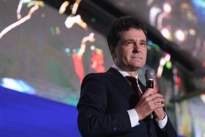 Președintele ales Nicușor Dan își exprimă dorința de a forma un guvern cu toate partidele, în așteptarea clarificărilor din partea PSD.