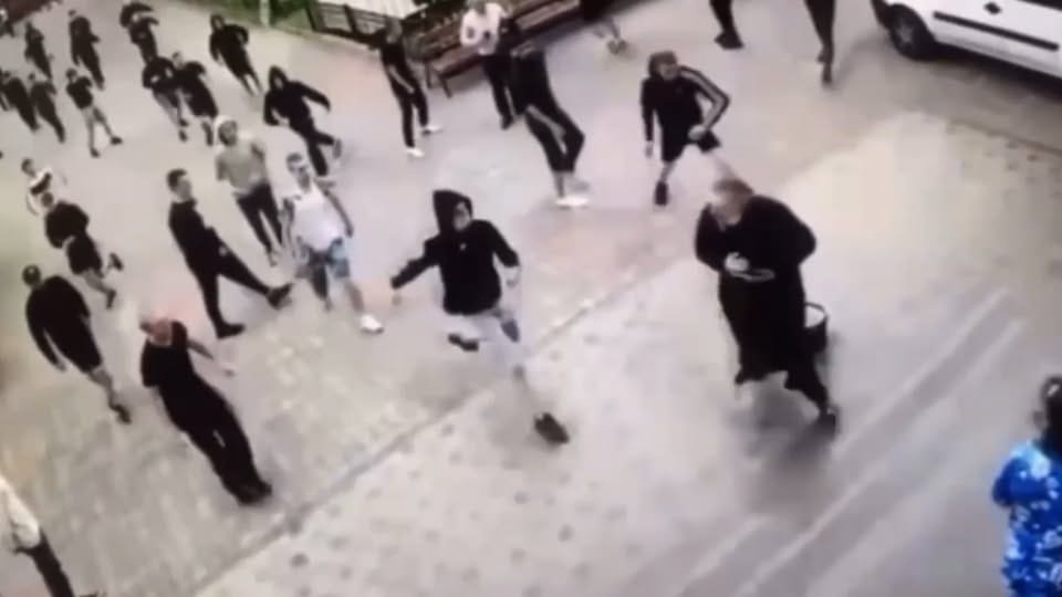 Catedrala din Cernăuți, cu slujbe în română, atacată de zeci de ucraineni; preoții agresați.