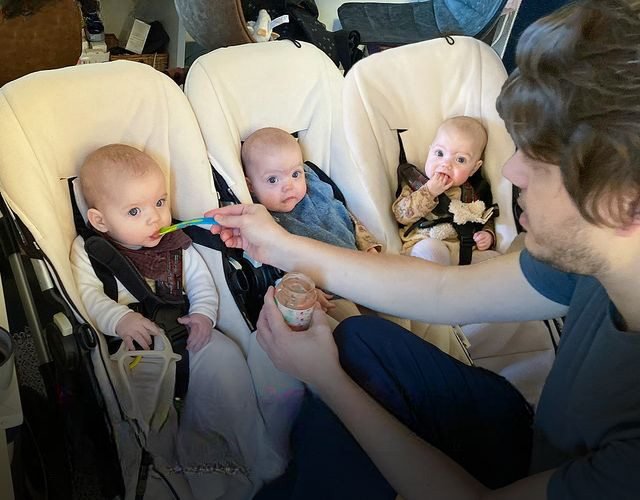 Mi-am adoptat tripleții după ce sora mea a murit în timpul nașterii. cinci ani mai tarzi, tata lor biologic a apărut