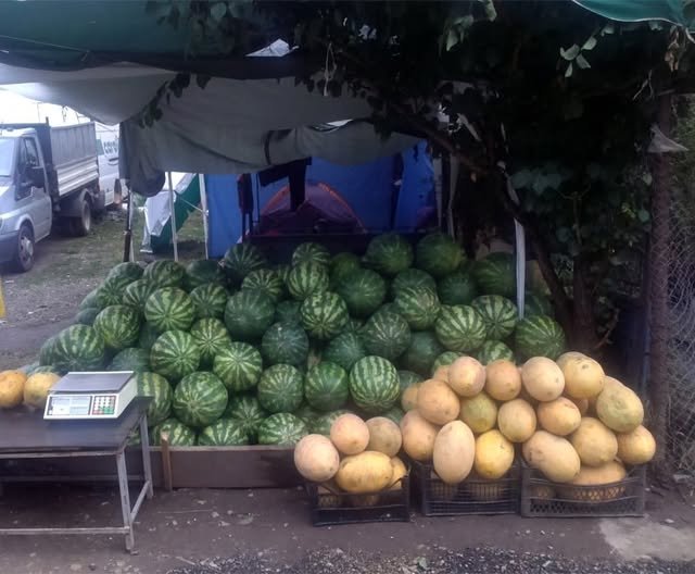 Ma duc la piaţă şi trec pe lângă o tarabă