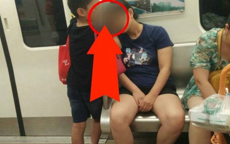 Copilul a uimit o lume întreagă, pasagerii din metrou au ÎNCREMENIT când au văzut ce-i făcea mamei sale