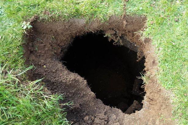 Întâmplare misterioasă în grădina unei femei! O gaură a apărut ca din senin în pământ! Ce a găsit familia înăuntru: