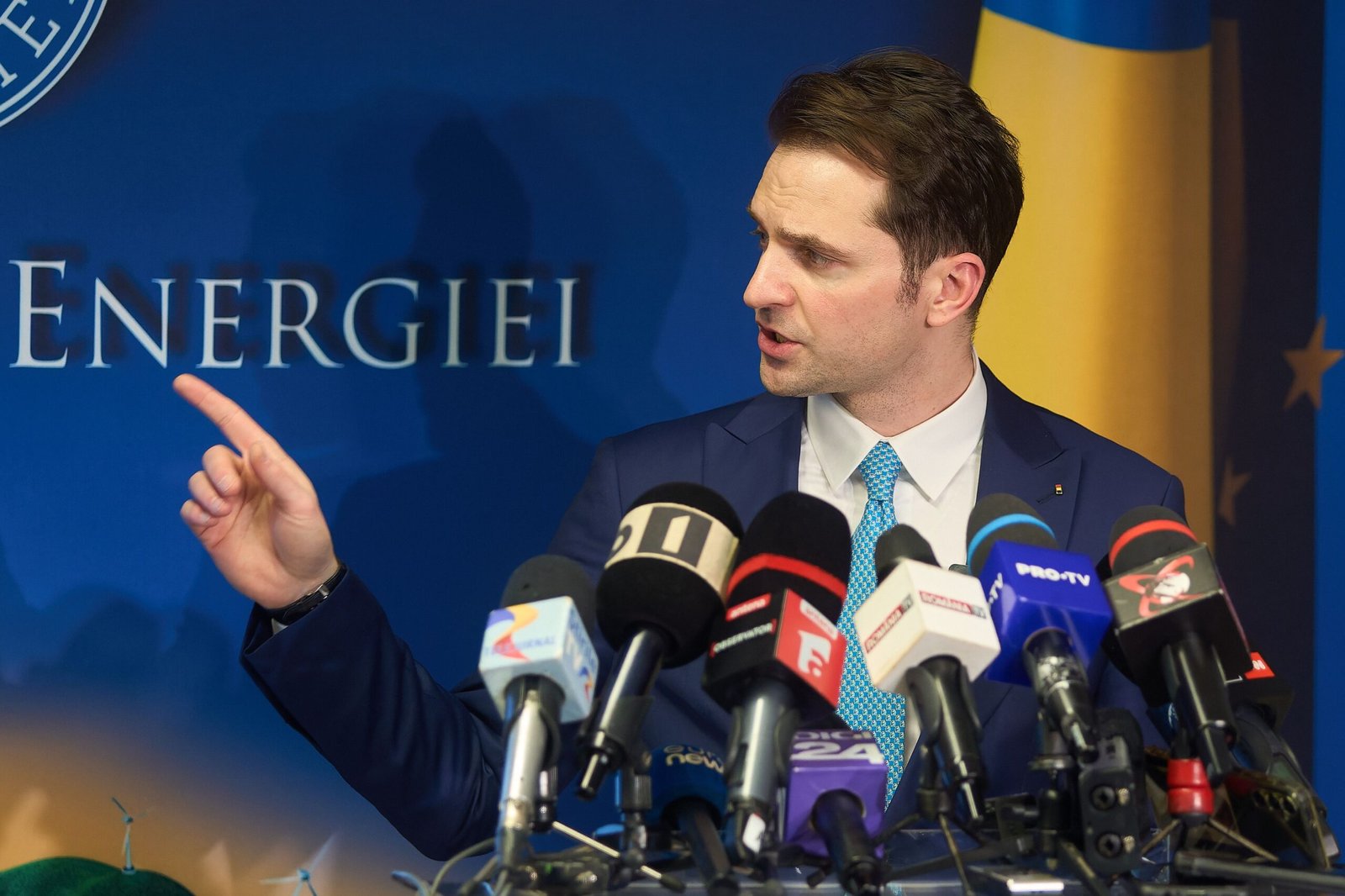 Ministrul Energiei, Sebastian Burduja, a cerut renegocierea PNRR pentru a postpone închiderea termocentralelor pe cărbune, evidențiind absența unor alternative viabile.