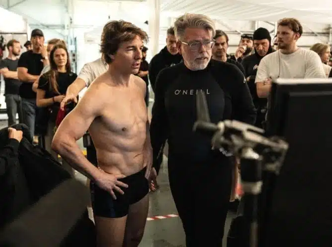 Tom Cruise a efectuat 16 salturi cu parașuta în flăcări, stabilind un nou record Guinness în timpul filmărilor pentru ‘Mission: Impossible – The Final Reckoning’