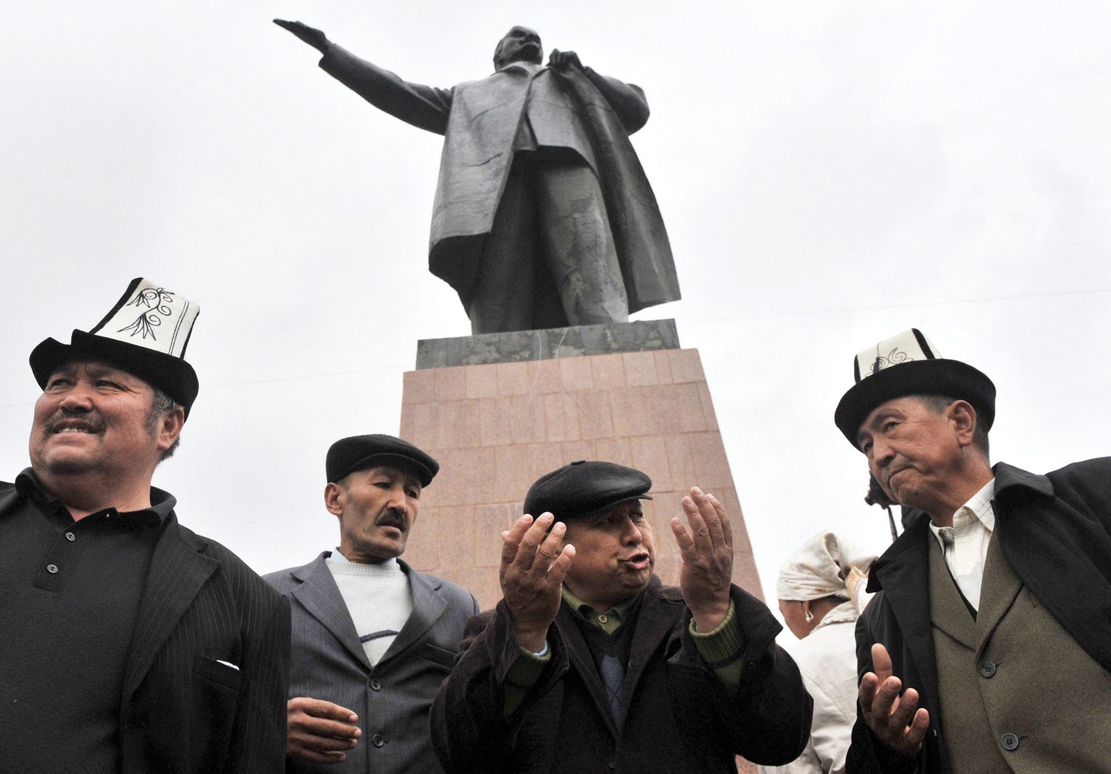 Kîrgîzstan a demolat monumentul dedicat lui Vladimir Lenin, cel mai înalt din Asia Centrală, din orașul Oş.