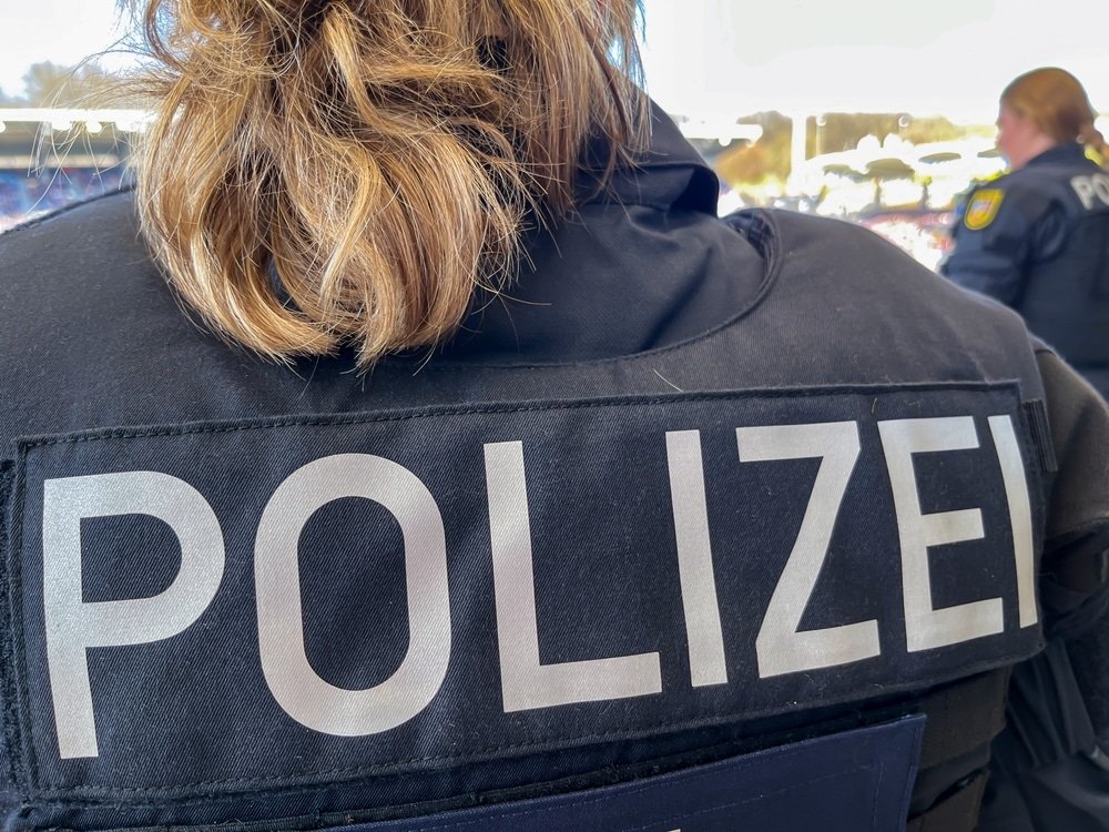 Un bărbat de 48 de ani a fost reținut la Passau, Germania, după ce a acroșat un grup de oameni, inclusiv soția și fiica sa.
