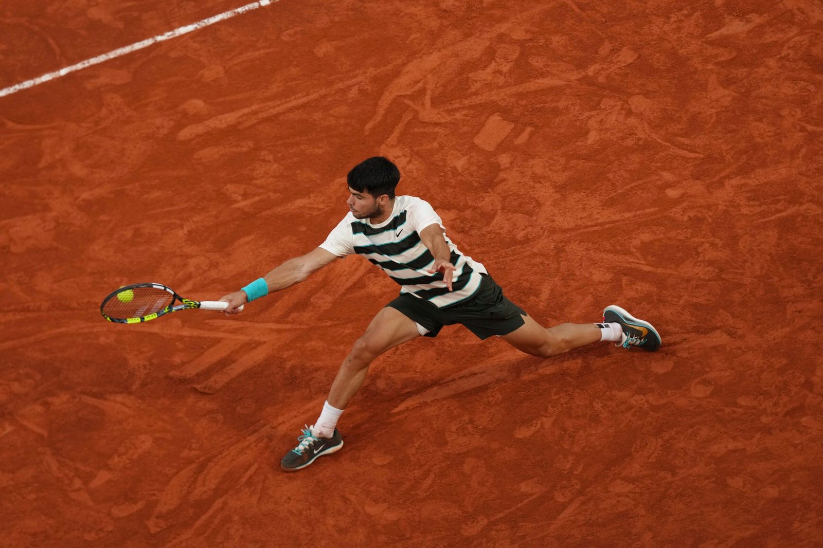 Carlos Alcaraz a câștigat al doilea titlu consecutiv la Roland Garros, învingându-l pe Janik Sinner într-o finală de aproape șase ore.