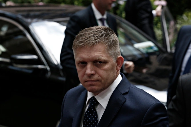 Robert Fico a propus o revizuire a Constituției Slovaciei pentru a pune legislația națională pe primul loc în fața celei europene, generând critici din partea opoziției și a organizațiilor non-guvernamentale.