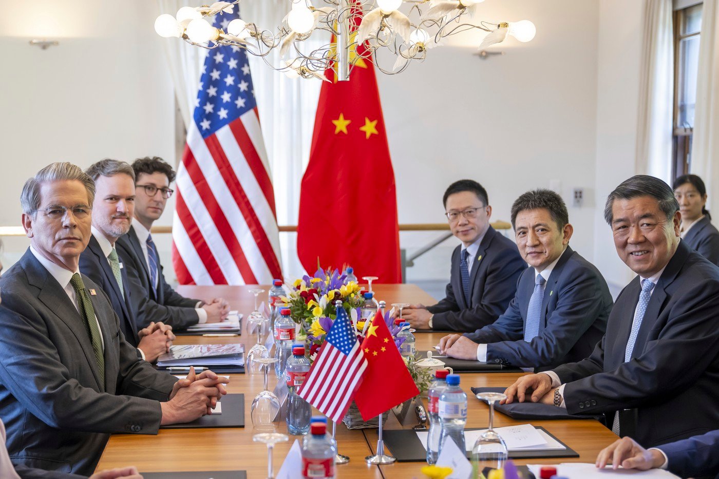 Negociatorii americani și chinezi au ajuns la Londra la un „cadru general” pentru soluționarea disputelor comerciale.
