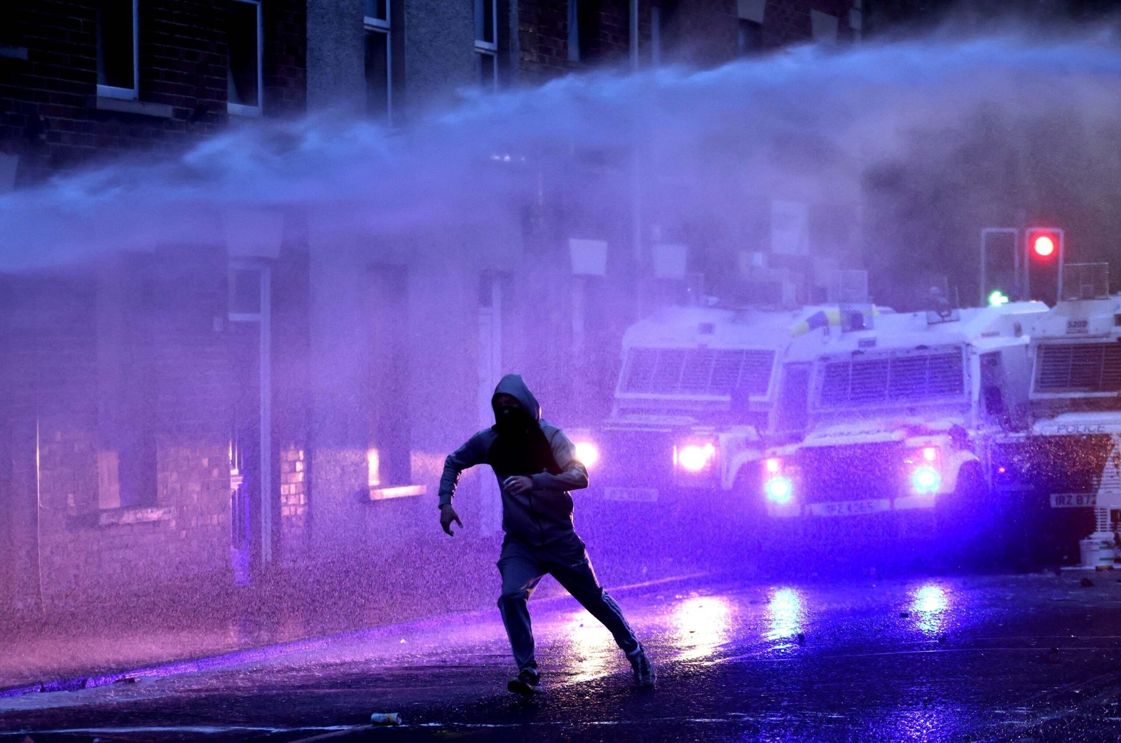 Ballymena: Proteste în urma violențelor recente împotriva imigranților și ciocnirilor cu poliția